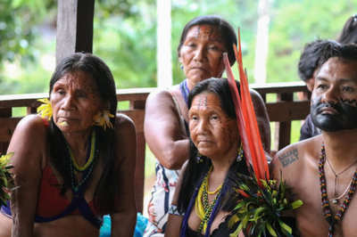 Pelo menos uma vez por mês vários indígenas saíam de suas aldeias em longas caminhadas e viagens de voadeira – pequena canoa com motor – para chegar ao centro do município de Atalaia do Norte (AM), cidade distante 1.136km de Manaus, com o objetivo de fazer saques bancários de benefícios previdenciários, como aposentadorias, e de benefícios sociais como o Programa Bolsa Família. Idosos com seus acompanhantes, mães e pais com filhos pequenos por vezes ficavam à espera do dia dos pagamentos acampados em praças e áreas na beira do rio. Sem local de estadia, sem banheiros e sem alimentação adequada, os indígenas viviam essa situação de vulnerabilidade frequentemente.